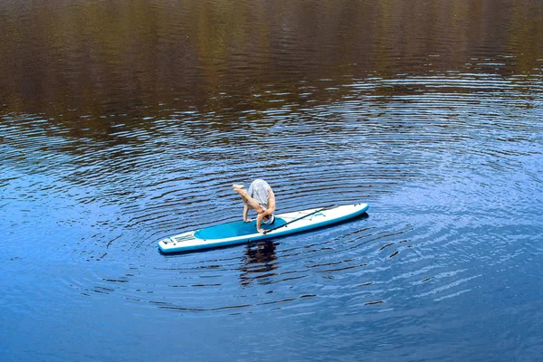 SUP uomo barbuto yoga meditazione 09 — Foto Stock