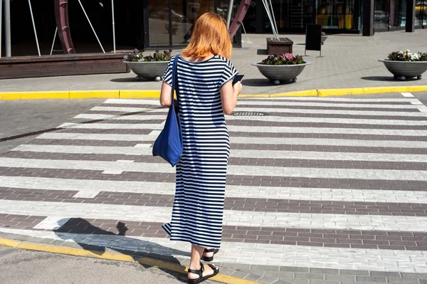 Женщина переходила дорогу в неположенном месте. — стоковое фото