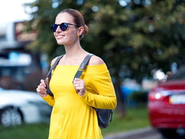 telefon ve sırt çantası 09 şehirde kadın ile