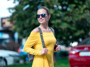 telefon ve sırt çantası 08 şehirde kadın ile