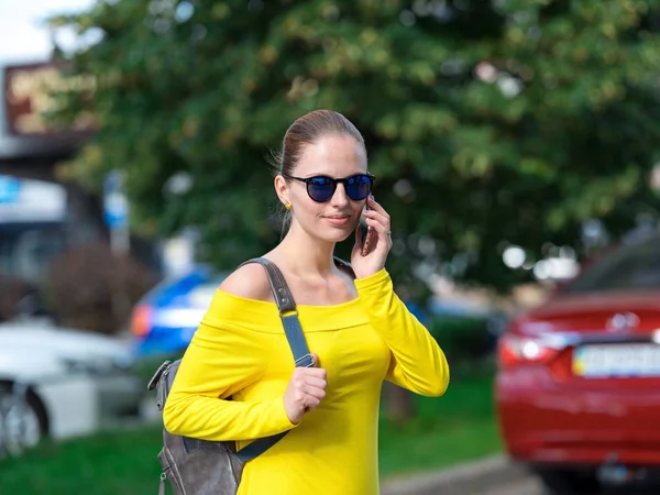 telefon ve sırt çantası 07 şehirde kadın ile