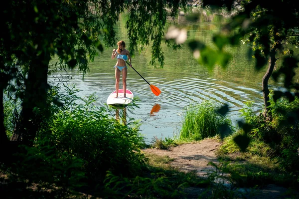 Sup tahta üzerinde güzel kız — Stok fotoğraf