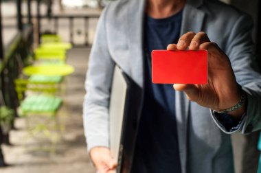 Kartvizit tutan genç iş adamı