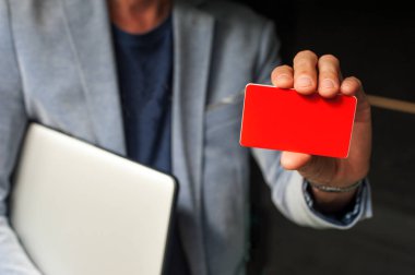 Kartvizit tutan genç iş adamı