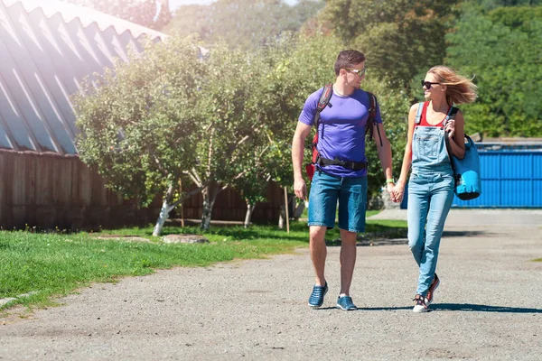 Pareja de enamorados paseando por la ciudad — Foto de Stock