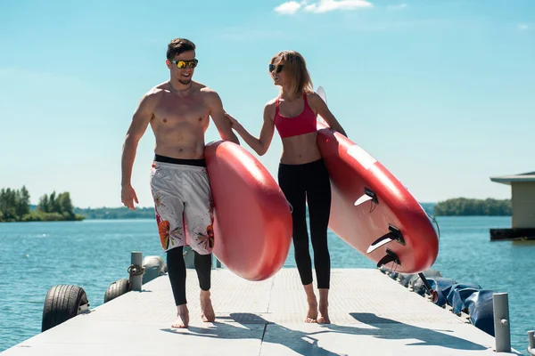 Pareja enamorada divirtiéndose en stand up paddle board SUP — Foto de Stock