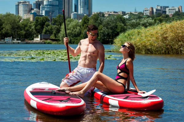 Verliebte Paare amüsieren sich auf Stand Up Paddle Board — Stockfoto