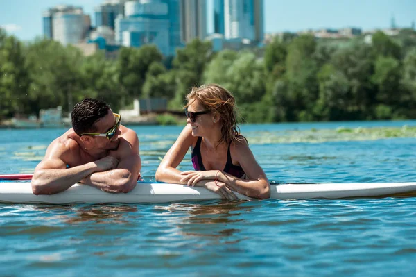 Verliebte Paare amüsieren sich auf Stand Up Paddle Board — Stockfoto