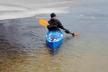 aşırı kış nehir kanosu