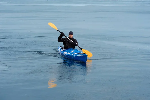 Kayak estremo sul fiume inverno — Foto Stock