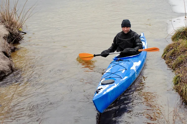 Kayak sur la rivière, vue arrière — Photo