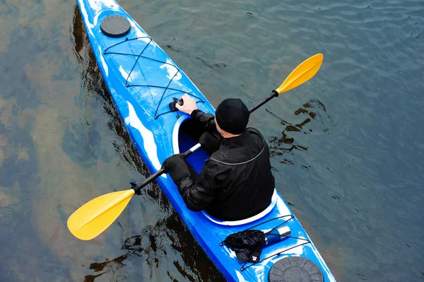 Kayak extremo en el invierno del río — Foto de Stock