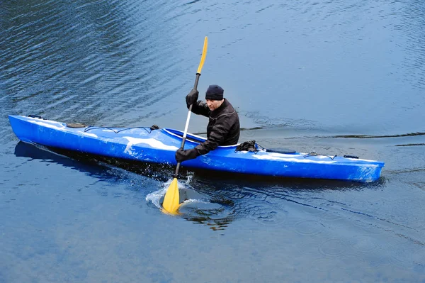 Kayak en el río, vista trasera — Foto de Stock