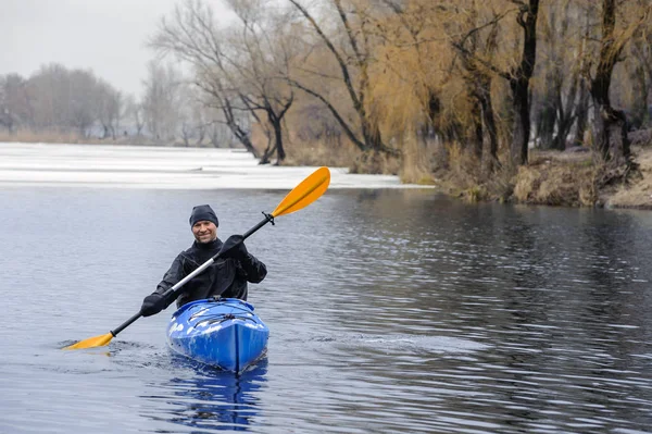 Kayak extrême sur la rivière hiver — Photo