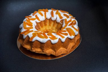 Sır ve kuru kayısı ile Paskalya kek