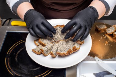 Dilim kek ile siyah eldiven elinde