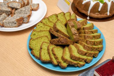 Sanat dekorasyonu ile beyaz sır içinde kek