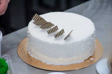 Hazır beyaz pasta çikolata süslemeli