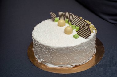 Sanat dekorasyonu ile beyaz sır içinde kek