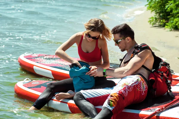 Jeune Couple Sportif Reposant Bord Rivière Sort Nourriture Son Eau — Photo