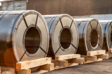 Manufactory 'da sıra sıra metalürjik kablolar.