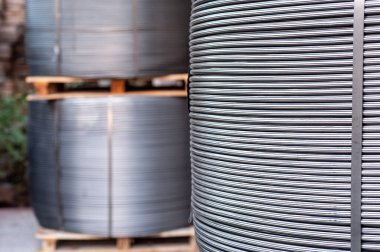 Metal desenli tel arkaplanı yatay olarak kapat