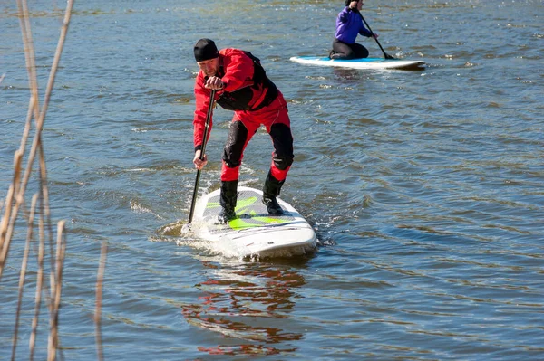Чоловік Червоному Сухого Серфінгу Який Активно Працює Веслом Стоячи Дошці — стокове фото