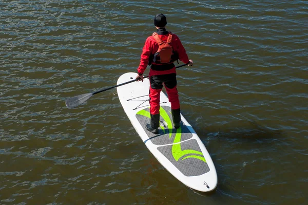 Een Man Een Rood Droog Trainingspak Staat Met Zijn Rug — Stockfoto