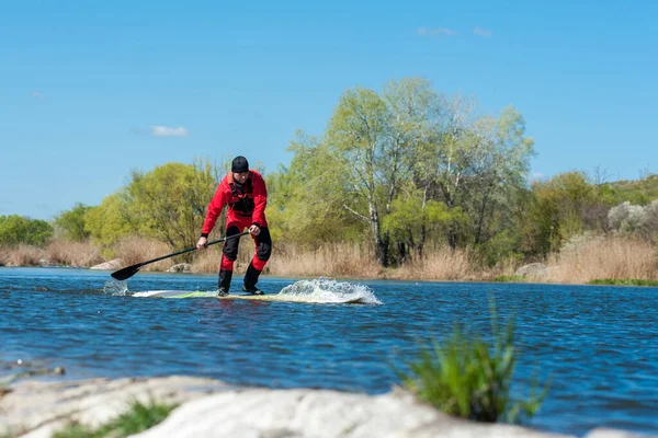 Hombre Chándal Rojo Surf Seco Está Trabajando Activamente Con Una —  Fotos de Stock