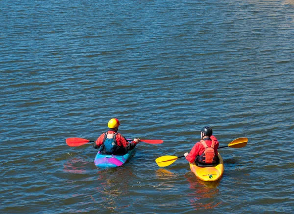 Dois Homens Kayakers Estão Conversando Enquanto Estão Sentados Caiaque Olhe — Fotografia de Stock