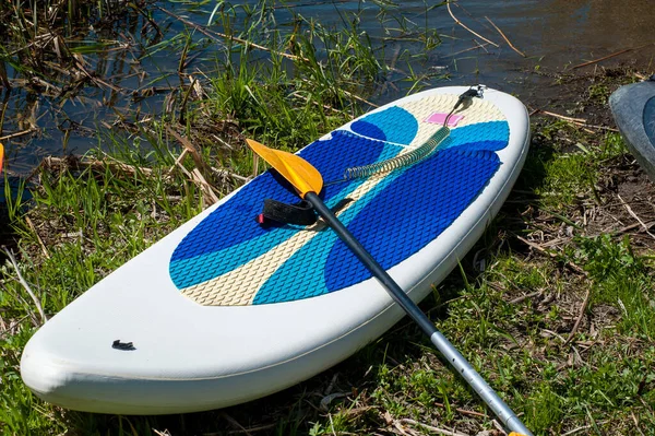 Ein Weißes Sup Board Liegt Auf Dem See Ein Surfbrett — Stockfoto
