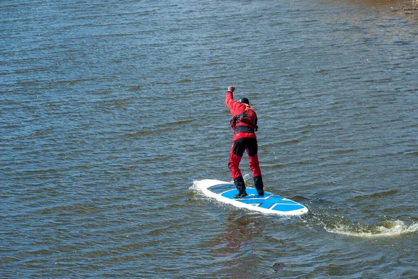 Homme Combinaison Surf Sèche Rouge Travaille Activement Avec Une Pagaie — Photo