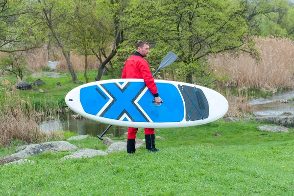 Homme Combinaison Sèche Rouge Marche Long Rive Avec Une Planche — Photo