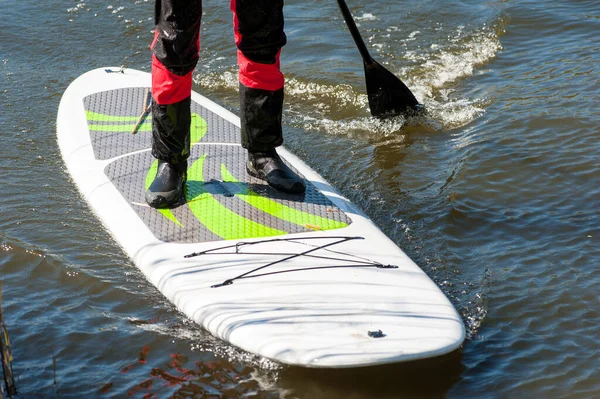 Hombre Atlético Pie Con Una Paleta Tabla Surf Atardecer Piernas Imágenes De Stock Sin Royalties Gratis