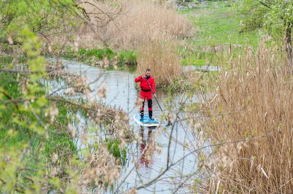 Sup轮廓体育男子划桨登机 免版税图库图片