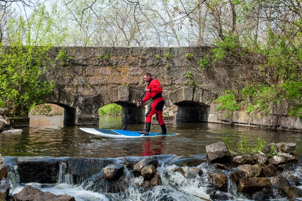 Homme Costume Rouge Sec Sur Tableau Sup Long Rivière Près Photo De Stock