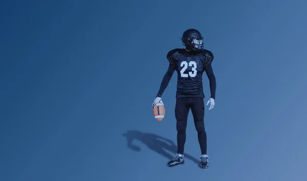 一位美国男性足球运动员站在蓝色制服的背景上 手里拿着一个球的黑色轮廓 不寻常的月光 蓝色的照片 网络概念 在晚上 图库图片