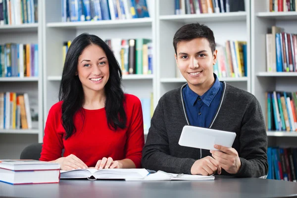 Studenten in de bibliotheek — Stockfoto