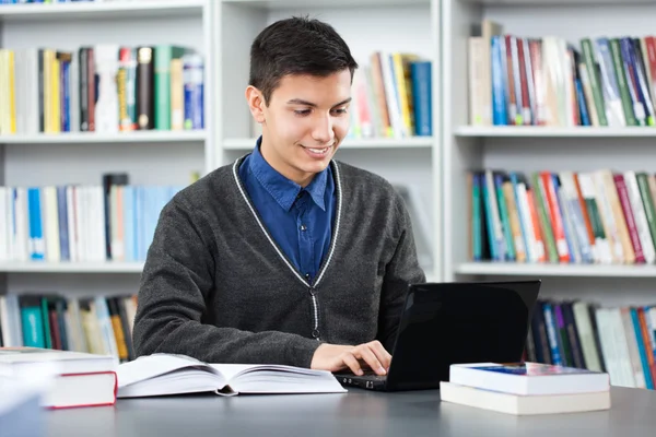 Student in library — Stock Photo, Image