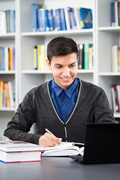 Studente in biblioteca — Foto Stock