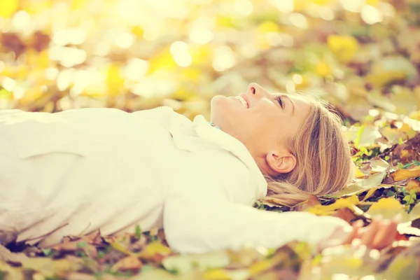 Woman in park — Stock Photo, Image