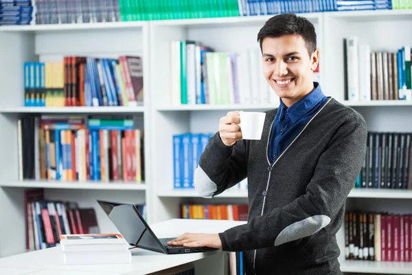 Studente in biblioteca — Foto Stock