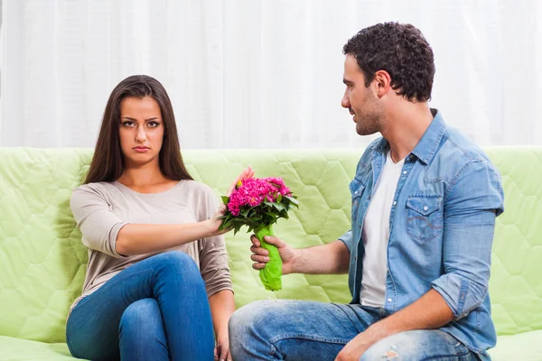 Pareja en casa — Foto de Stock