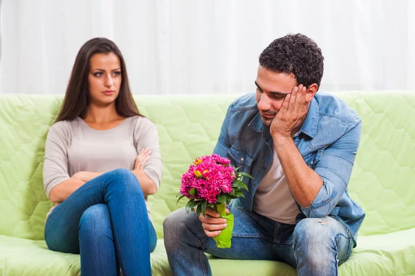 Pareja en casa — Foto de Stock