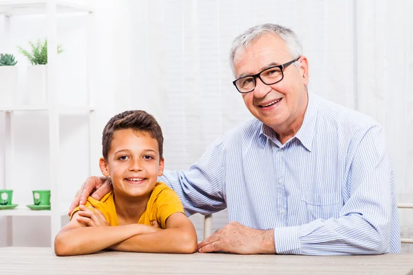 Familie zu Hause — Stockfoto