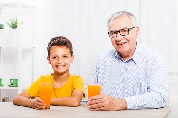 Familia en casa — Foto de Stock