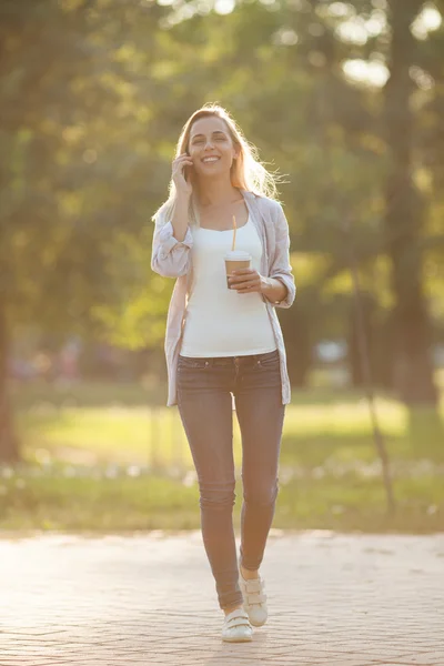 Vrouw in park — Stockfoto