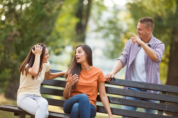 Vänner i park — Stockfoto