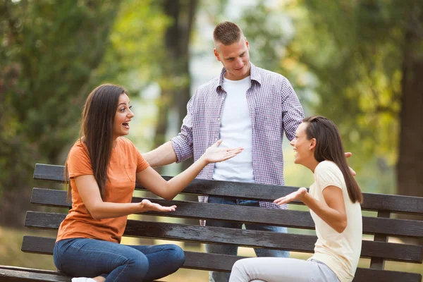 Amis dans le parc — Photo