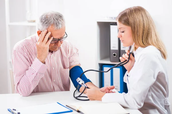 Doctor and patient — Stock Photo, Image